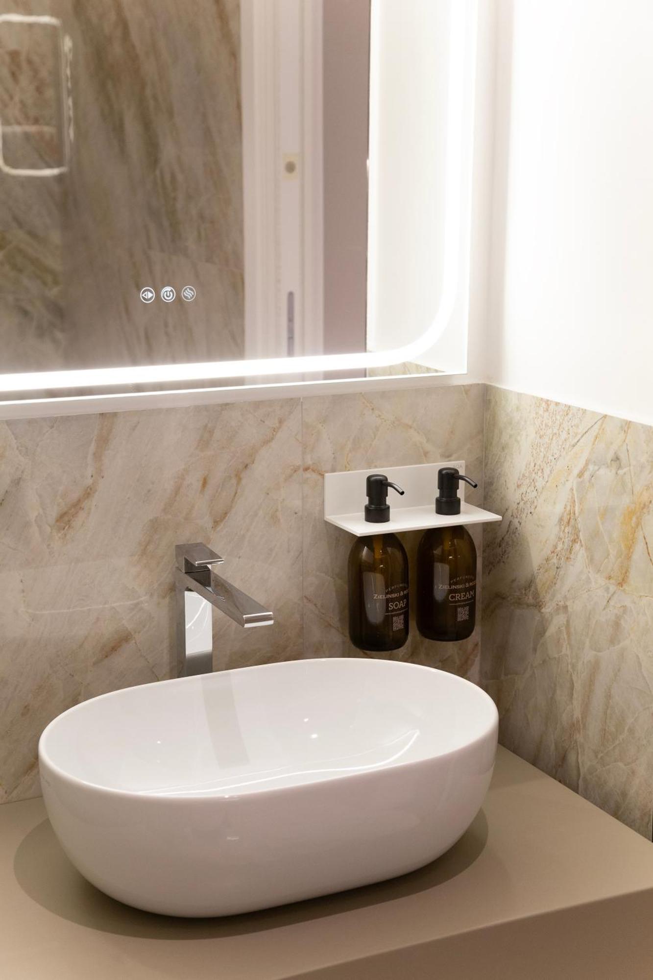 56 Orange Street Luxury Accommodation Рим Екстериор снимка